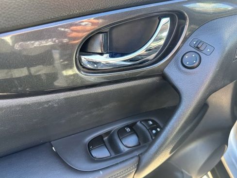 Used 2018 Nissan Rogue SV w/ Premium Package image 11