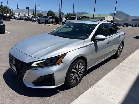 Used 2023 Nissan Altima 2.5 SV w/ SV Premium Package AWD/4WD image 3