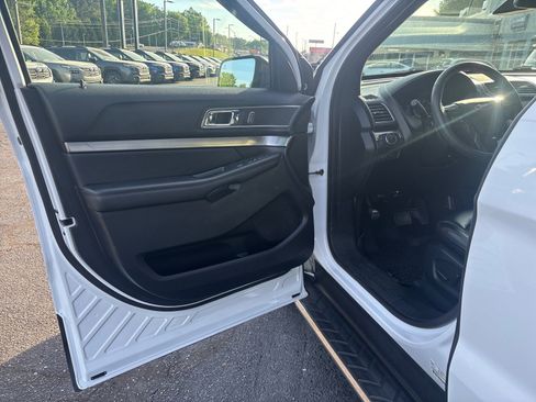 Used 2019 Ford Explorer XLT w/ Equipment Group 202A image 9