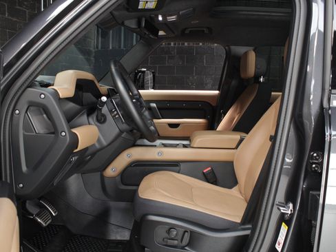 Used 2025 Land Rover Defender 110 V8 image 33
