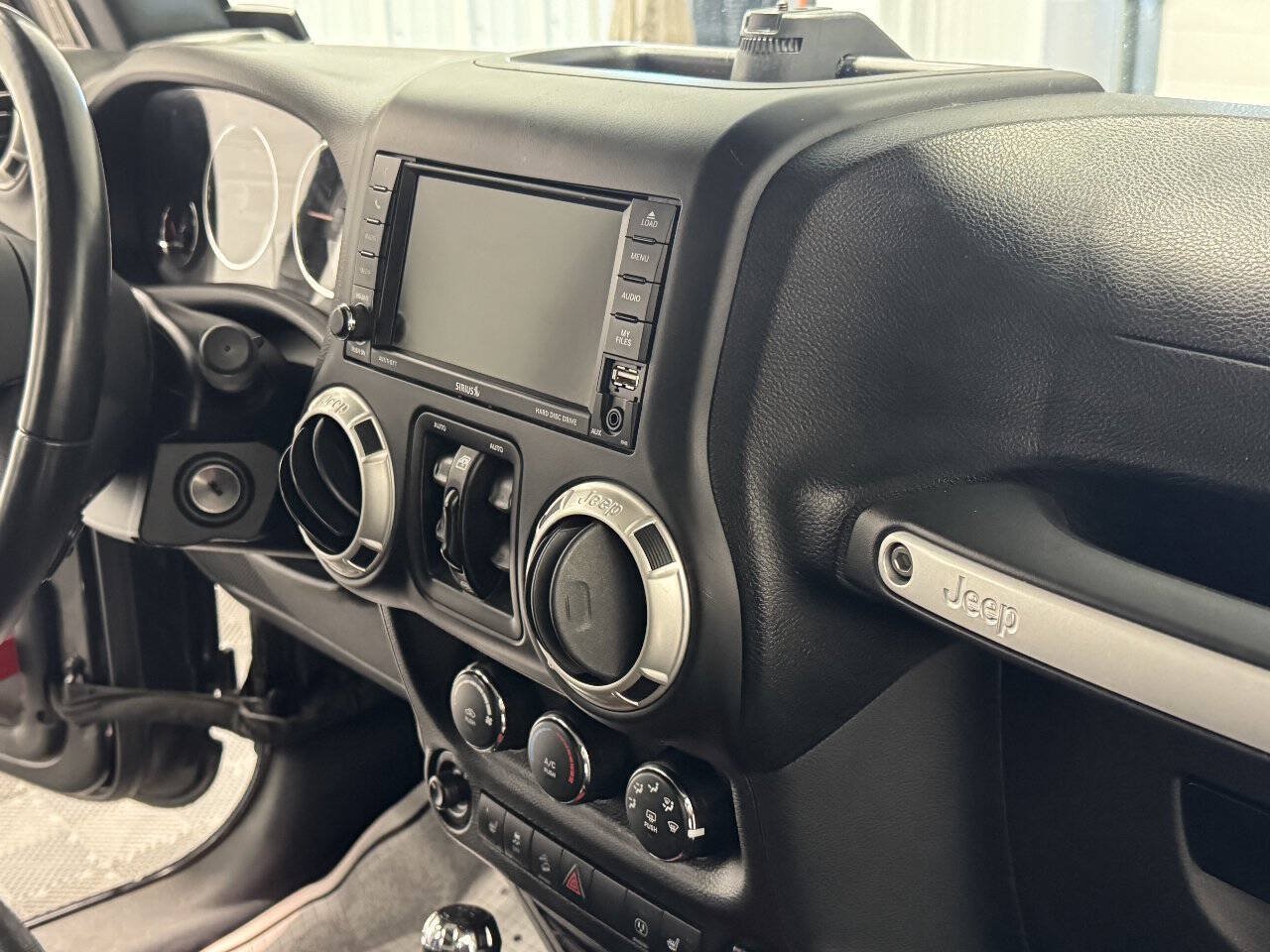 Used 2018 Jeep Wrangler Unlimited Rubicon w/ Connectivity Group AWD/4WD image 17