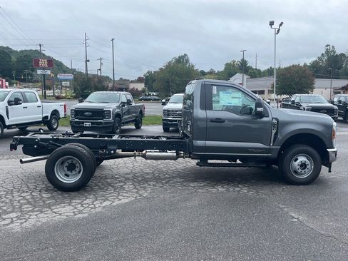 New 2026 Ford F350 XL w/ XL Chrome Package image 2