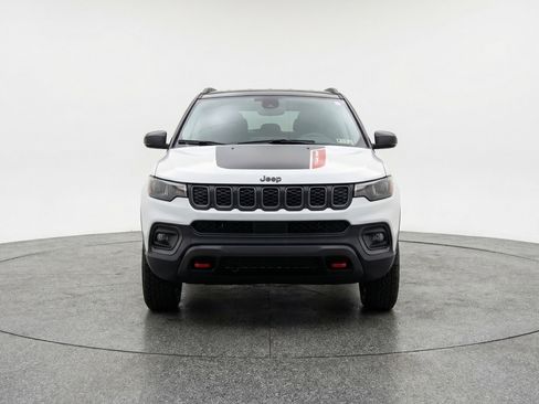 Used 2025 Jeep Compass Trailhawk image 2