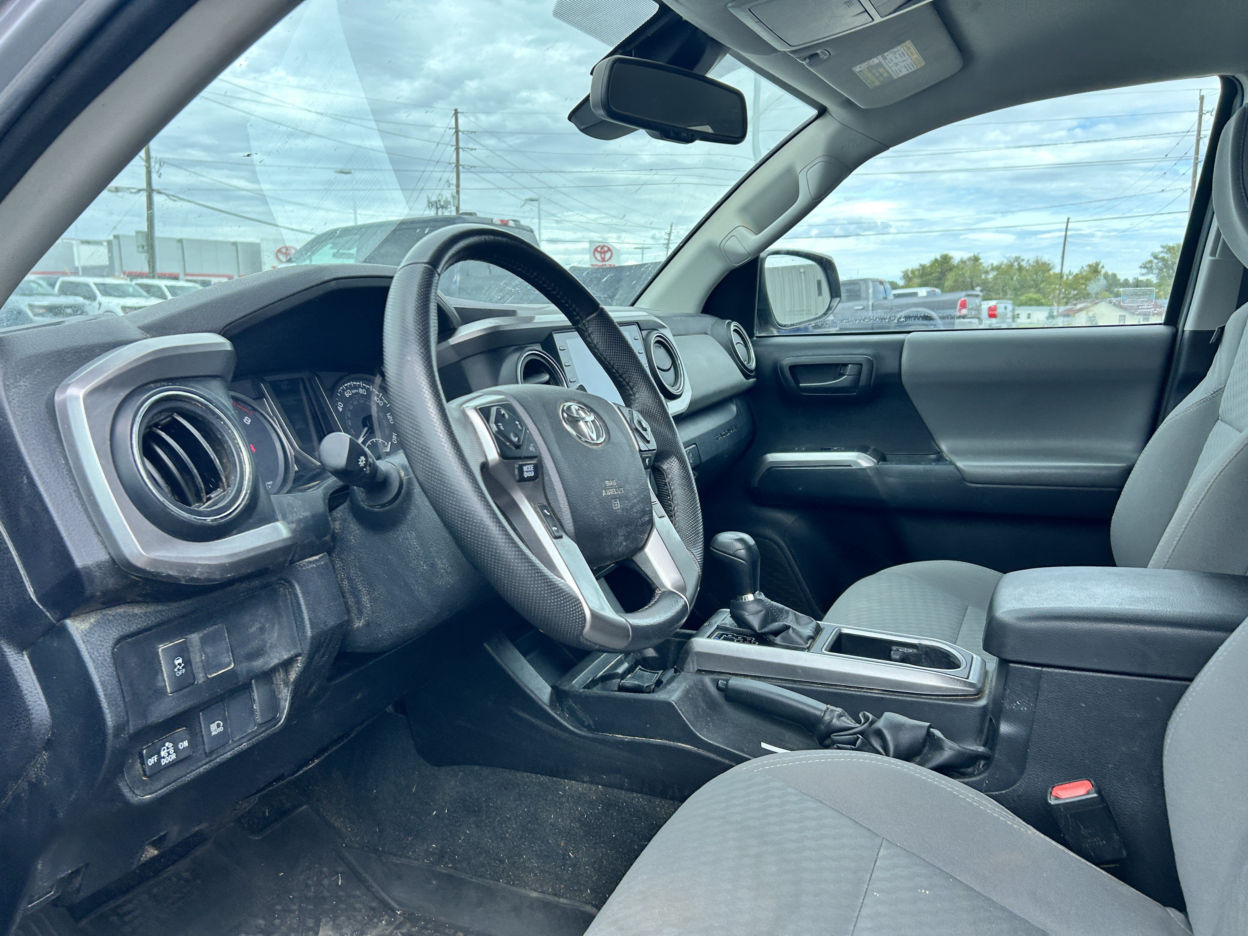 Used 2021 Toyota Tacoma SR5 AWD/4WD image 9
