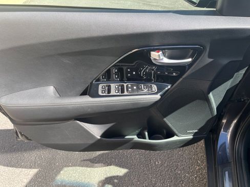 Used 2020 Kia Niro EX Premium FWD image 17