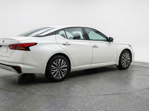 Used 2025 Nissan Altima 2.5 SV image 9