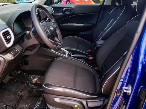 Used 2023 Hyundai Venue Limited image 18