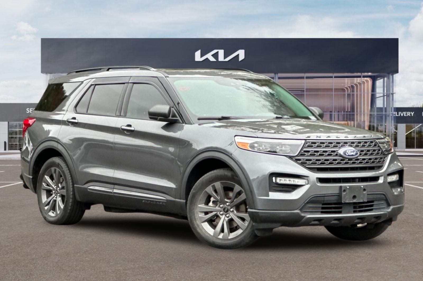 Used 2021 Ford Explorer XLT w/ Equipment Group 202A AWD/4WD image 2