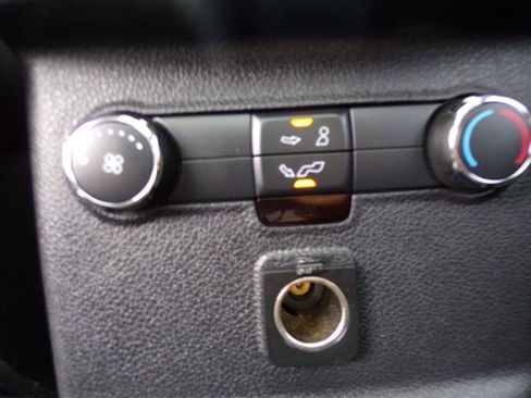 Used 2018 Ford Explorer XLT w/ Equipment Group 202A AWD/4WD image 32
