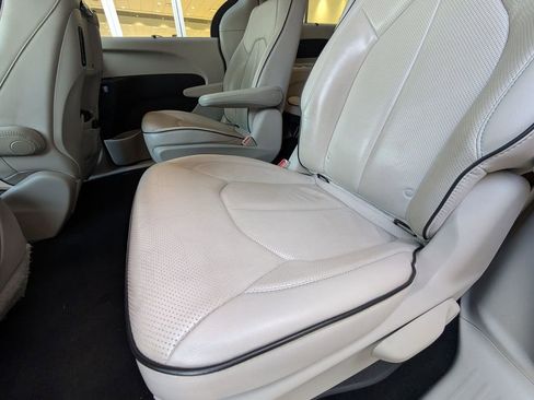 Used 2019 Chrysler Pacifica Limited w/ Advanced Safetytec Group image 15