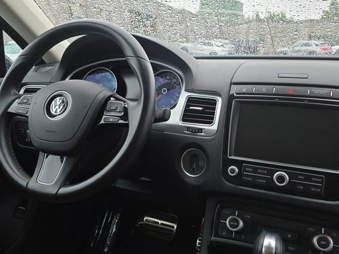 Used 2016 Volkswagen Touareg Executive AWD/4WD image 11