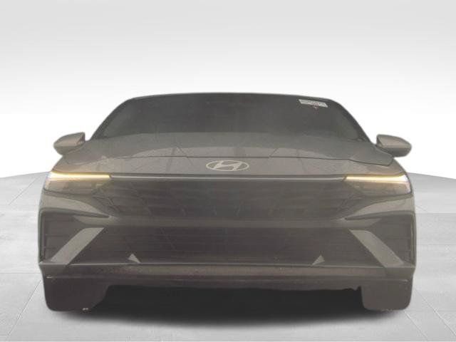 Used 2024 Hyundai Elantra SEL FWD image 2