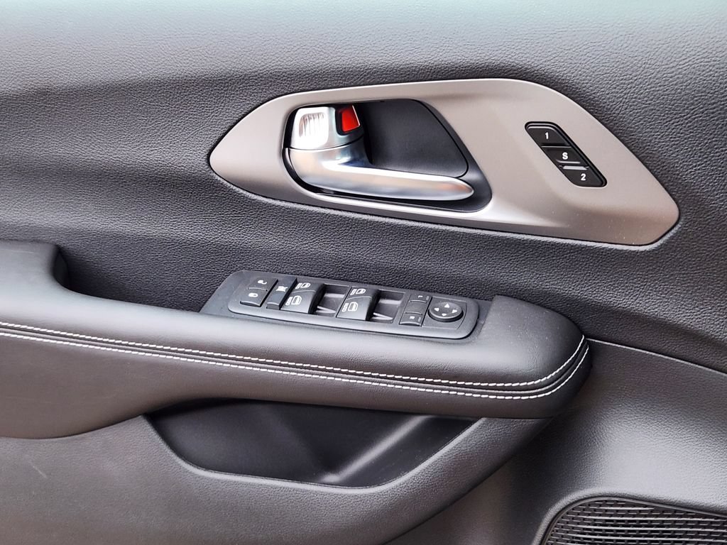 New 2027 Chrysler Pacifica Select AWD/4WD image 6