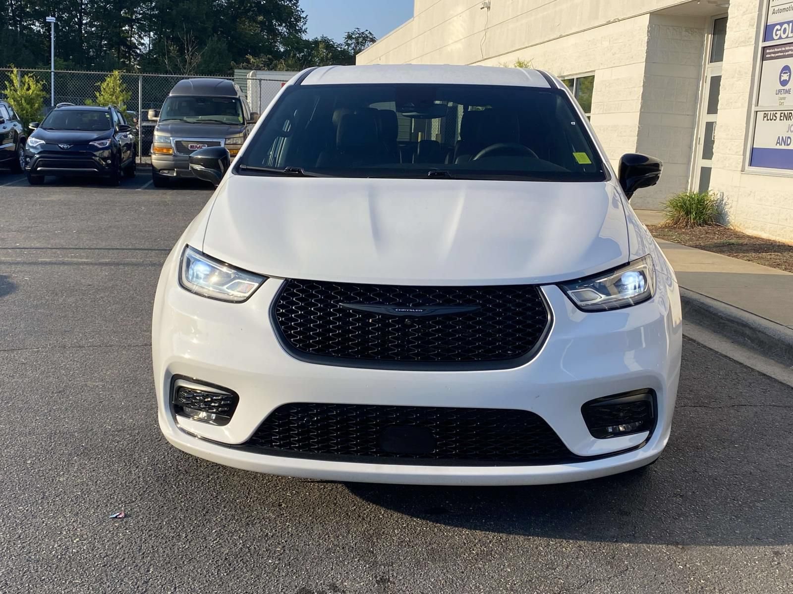 Used 2024 Chrysler Pacifica Limited FWD image 2