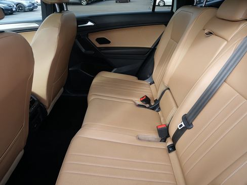 Used 2022 Volkswagen Tiguan SE w/ Panoramic Sunroof Package image 22