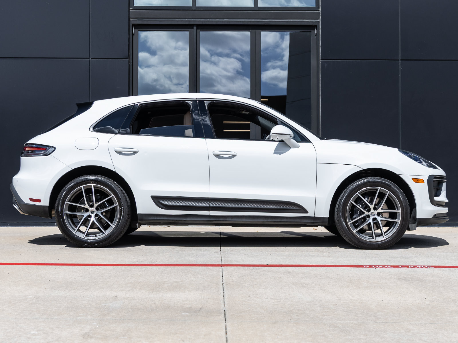 Certified 2024 Porsche Macan AWD/4WD image 12