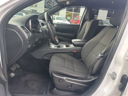 Used 2018 Jeep Grand Cherokee Laredo image 14