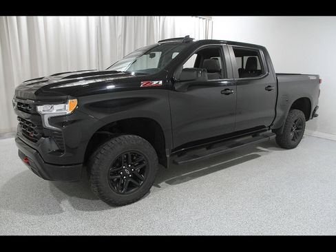 Used 2022 Chevrolet Silverado 1500 LT Trail Boss w/ Convenience Package II image 3