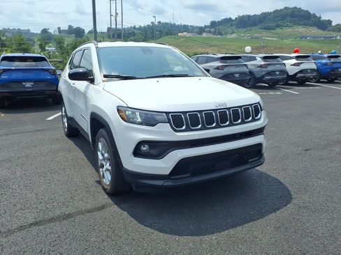 Used 2023 Jeep Compass Latitude AWD/4WD image 4