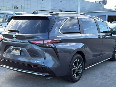 Used 2025 Toyota Sienna Platinum image 4