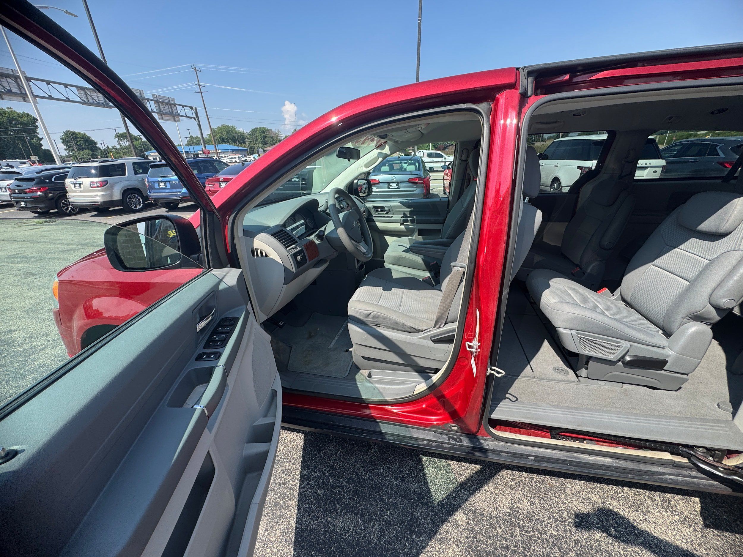 Used 2009 Chrysler Town & Country LX FWD image 7