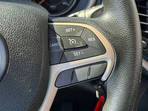 Used 2015 Jeep Cherokee Sport image 16