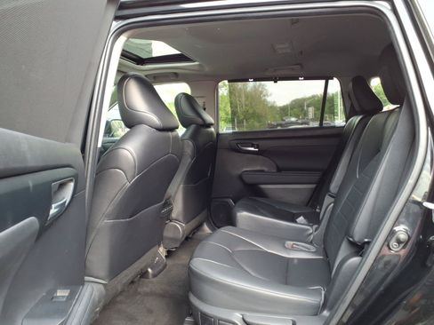 Used 2023 Toyota Highlander XLE AWD/4WD image 14