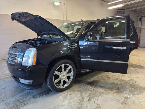 Used 2014 Cadillac Escalade Luxury image 9