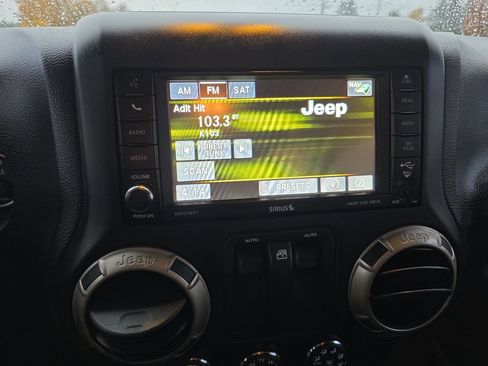 Used 2017 Jeep Wrangler Sahara image 23
