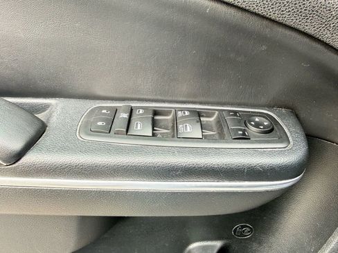 Used 2018 Chrysler 300 S image 19