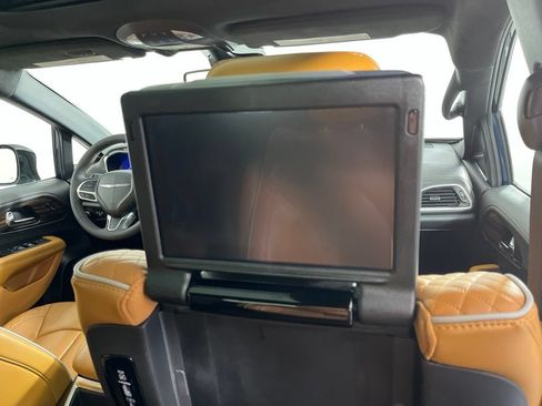 Used 2023 Chrysler Pacifica Pinnacle FWD image 7