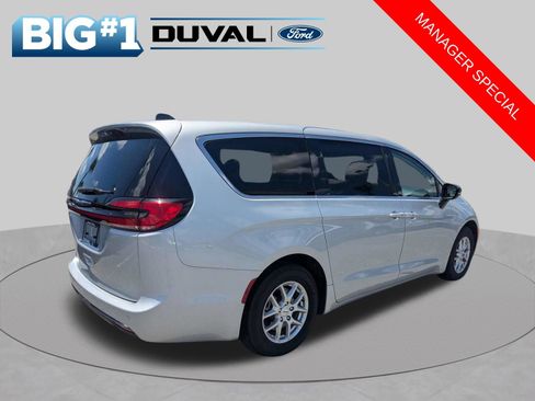Used 2024 Chrysler Pacifica Touring-L FWD image 4
