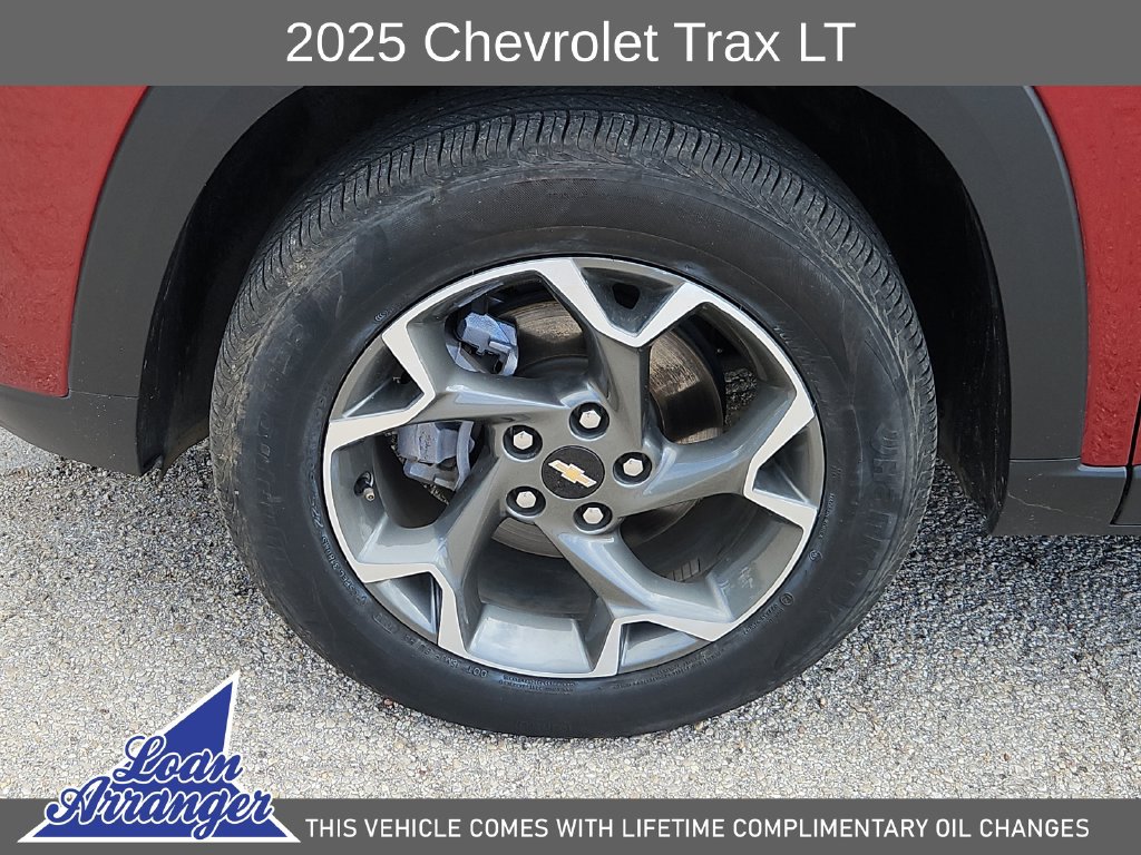 Used 2025 Chevrolet Trax LT FWD image 17