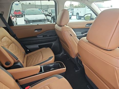 Used 2025 Nissan Pathfinder Platinum image 11