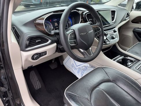 Used 2023 Chrysler Pacifica Limited FWD image 11