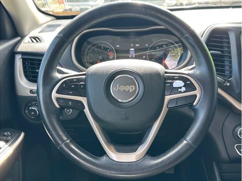 Used 2018 Jeep Cherokee Limited FWD image 16