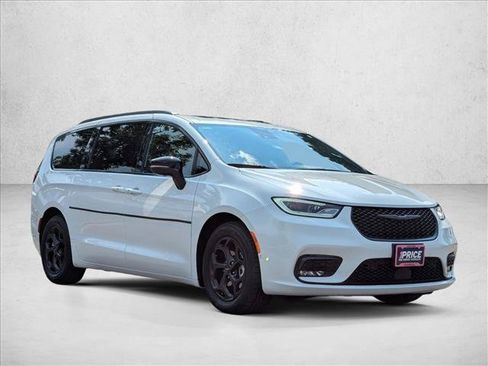 Used 2025 Chrysler Pacifica Premium FWD image 3