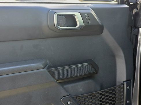 Used 2025 Ford Bronco Badlands image 14