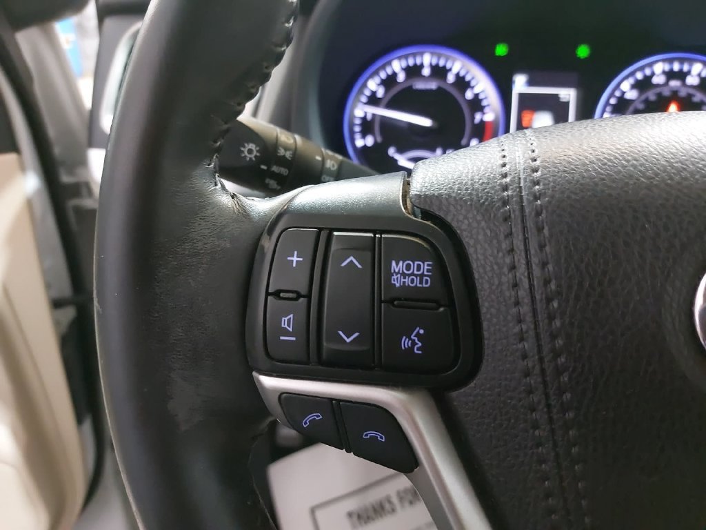 Used 2019 Toyota Highlander XLE FWD image 18