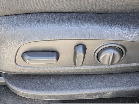 Used 2018 Chevrolet Equinox LT FWD image 19