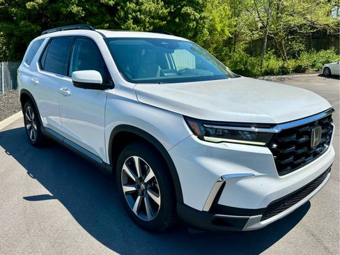 Used 2025 Honda Pilot Elite image 3