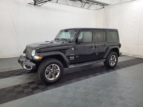 Used 2018 Jeep Wrangler Unlimited Sahara w/ LED Lighting Group AWD/4WD image 2