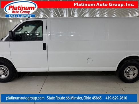 Used 2017 Chevrolet Express 3500 Extended RWD image 2