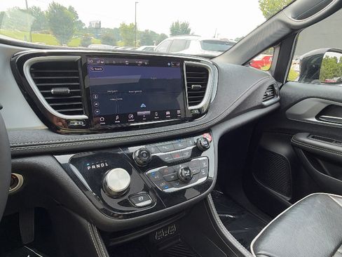 Used 2025 Chrysler Pacifica Limited FWD image 34
