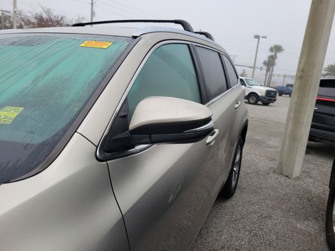 Used 2014 Toyota Highlander XLE image 30