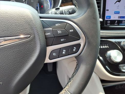 Used 2023 Chrysler Pacifica Limited FWD image 21