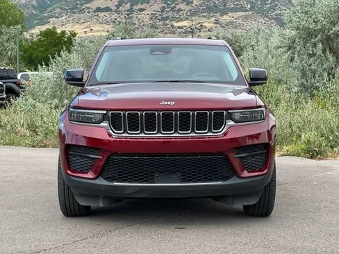 Used 2023 Jeep Grand Cherokee Laredo AWD/4WD image 2