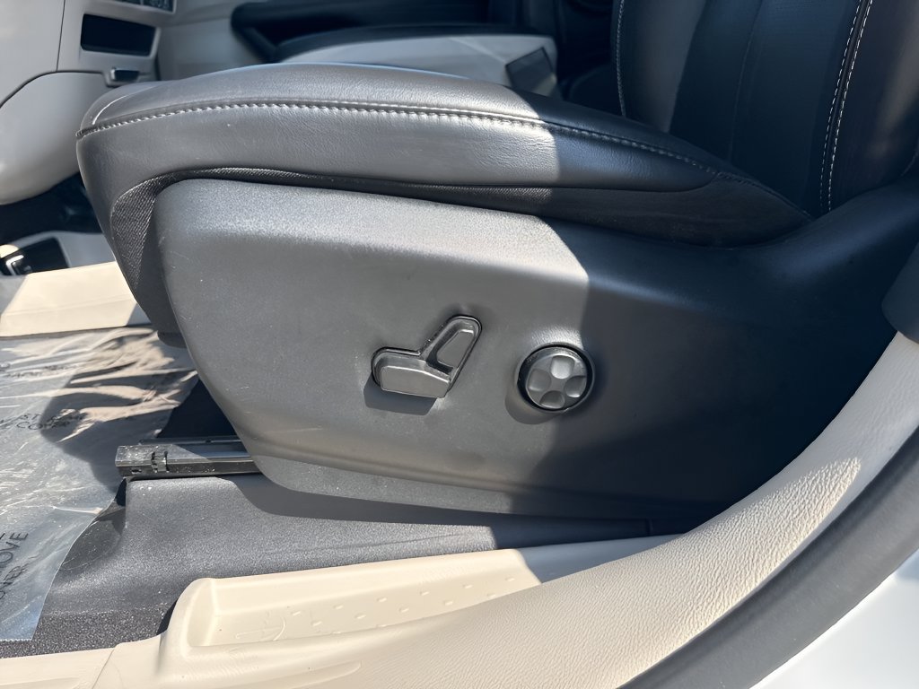 Used 2023 Chrysler Pacifica Touring-L FWD image 10