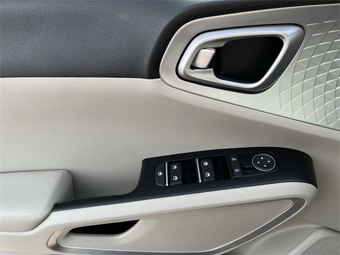 Used 2023 Kia Soul LX w/ LX Technology Package image 11