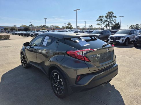 Used 2021 Toyota C-HR XLE image 5